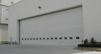 주문 강도 산업용 직물 수직 승강장 직물 문 최대 높이 12m와 바람 저항 120 Kmh까지 창고에 이상적입니다 online manufacture